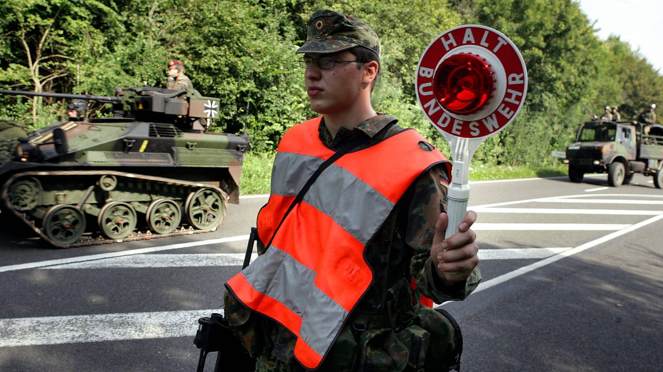 Weil die Bundeswehrfahrzeuge mit unter sehr langsam unterwegs sind, könnte es am Donnerstag zu Verkehrsbehinderungen kommen.