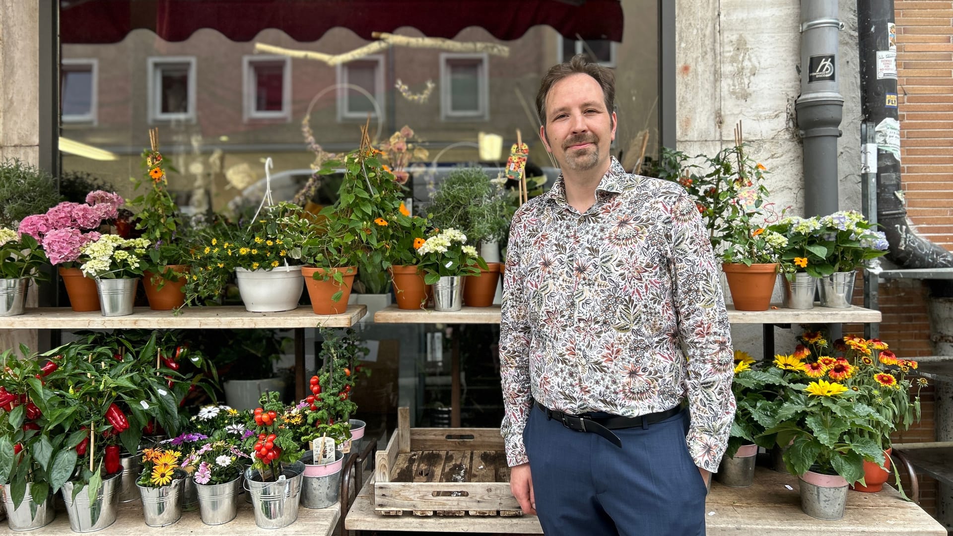 Severin Komanders Blumenladen steht schon seit 50 Jahren an der Ecke zwischen Augusten- und Heßstraße.