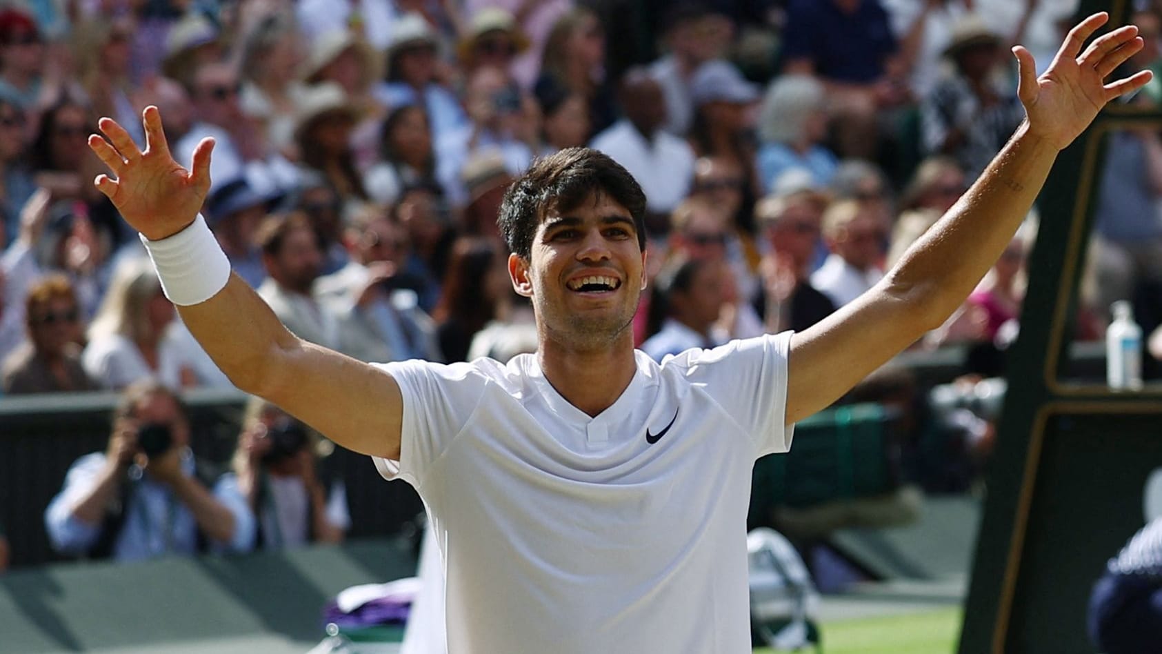 Moment des Erfolgs: Carlos Alcaraz feiert seinen Sieg im Wimbledon-Finale.