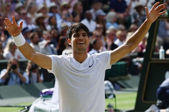 Moment des Erfolgs: Carlos Alcaraz feiert seinen Sieg im Wimbledon-Finale.