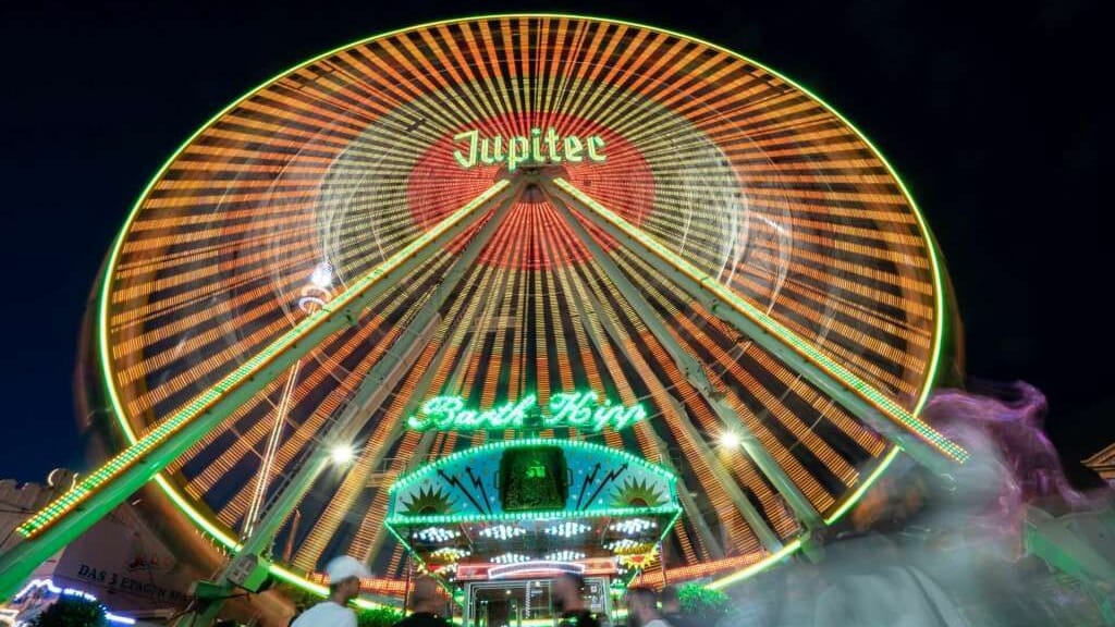 Der neue Aussichtspunkt bei der Cranger Kirmes: Das "Jupiter Riesenrad" aus Bonn.