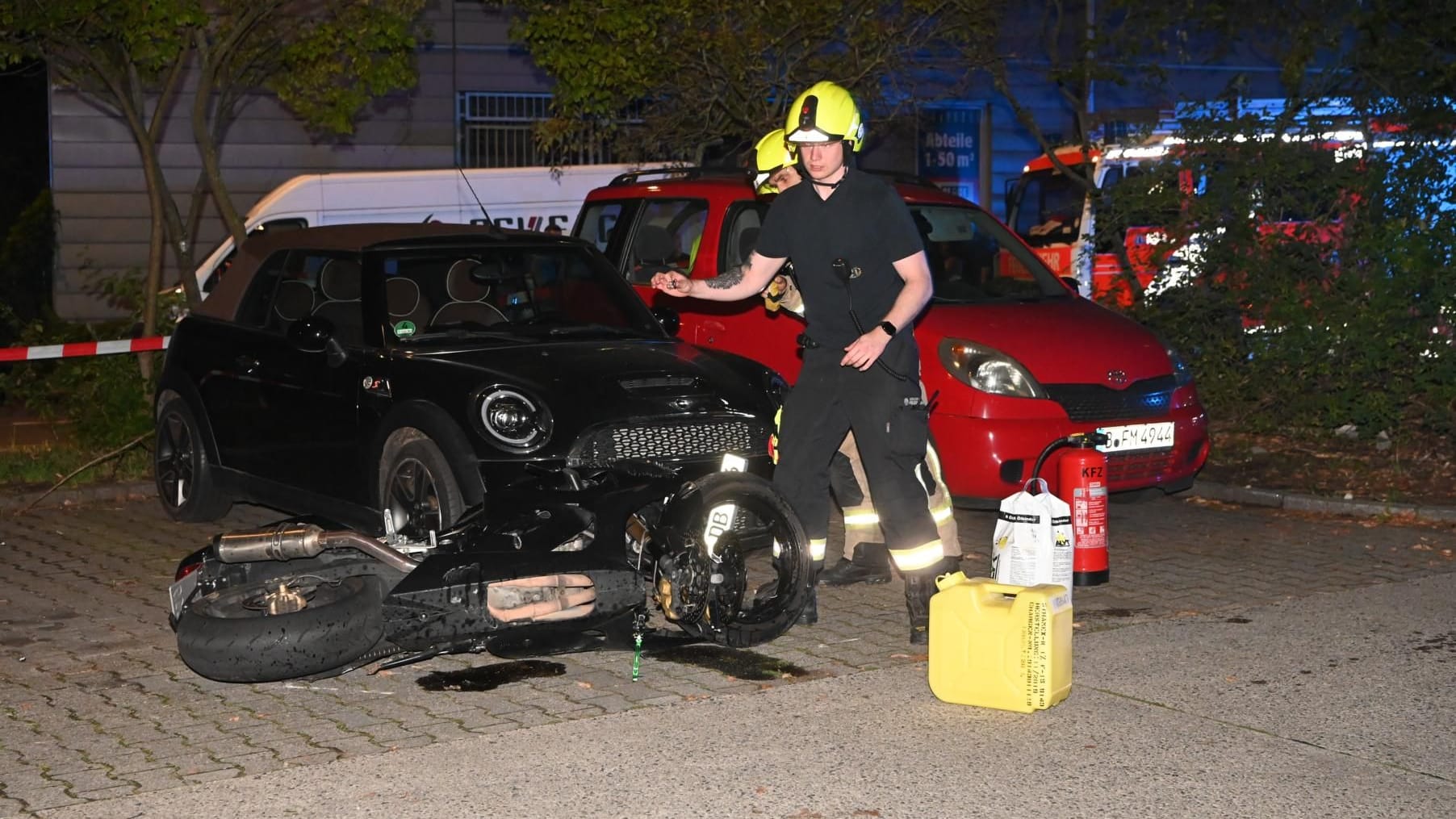 Feuerwehrleute sichern das Motorrad: Der Fahrer war ersten Erkenntnissen zufolge offenbar zu schnell unterwegs.