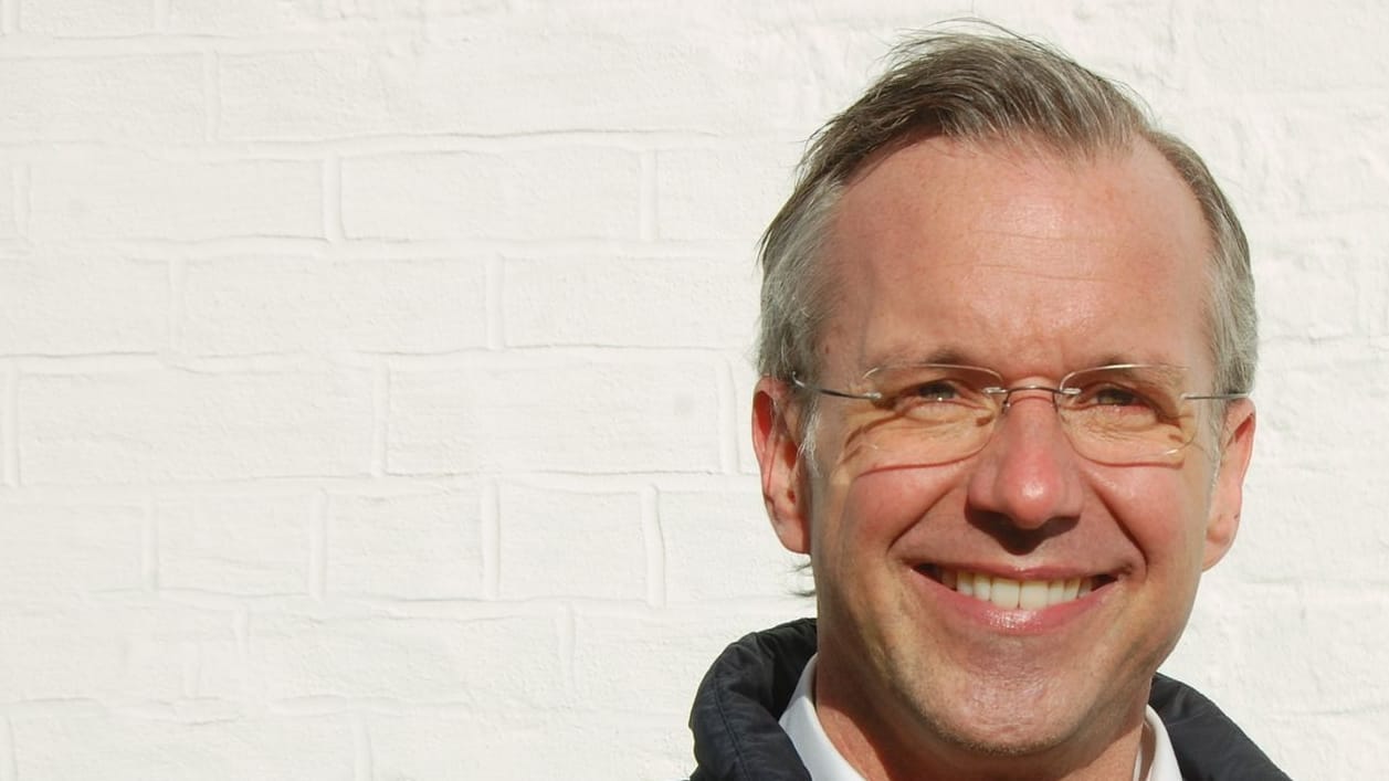 Nikolas Häckel lächelt in die Kamera (Archivbild): Der Sylter Bürgermeister muss sich einem Abwahlverfahren stellen. Nikolas Häckel lächelt in die Kamera (Archivbild): Der Sylter Bürgermeister muss sich einem Abwahlverfahren stellen.