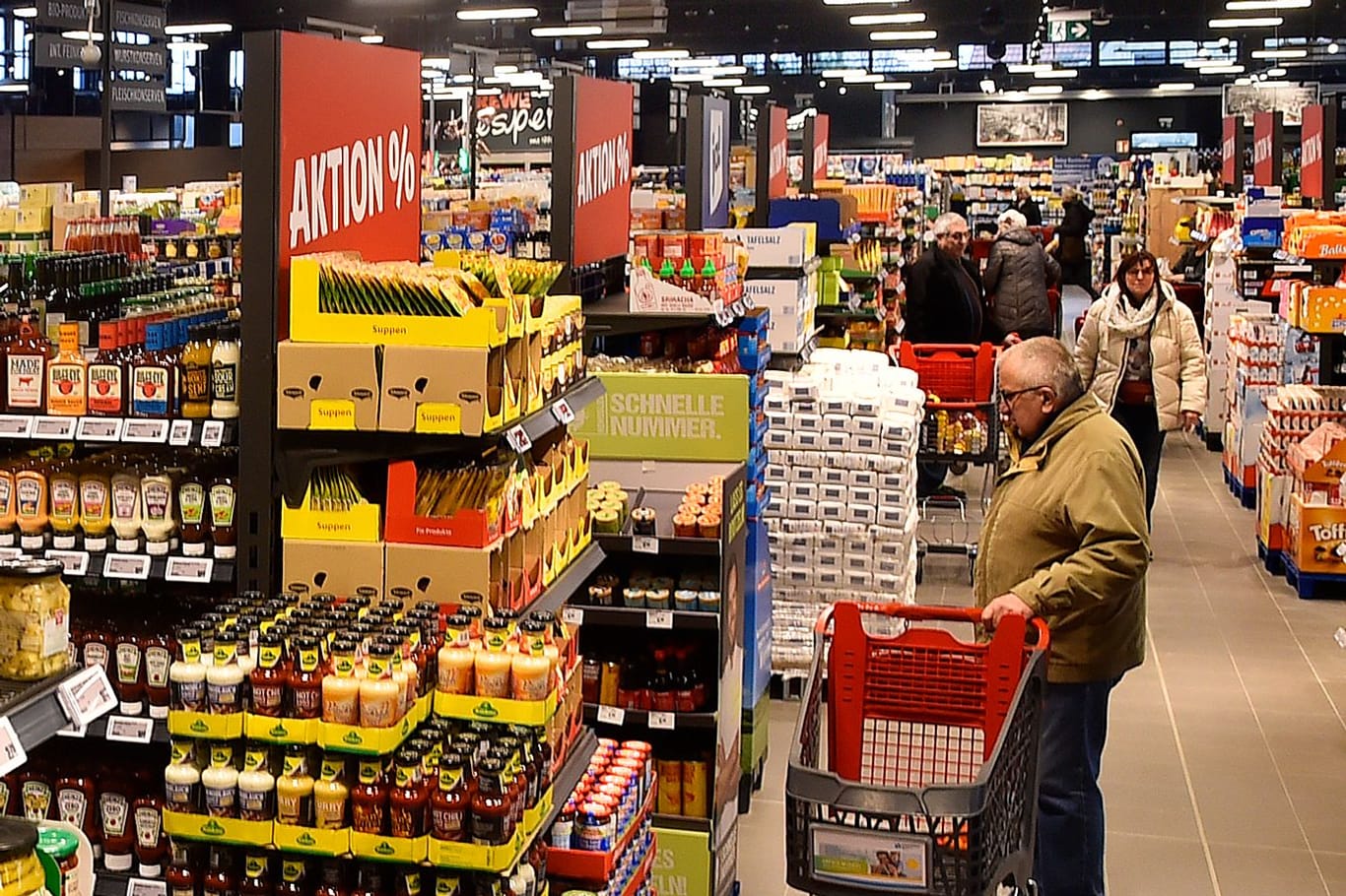 Rewe-Markt (Symbolbild): Die Feuerwehr untersuchte den gefährlichen Laden mit Atemschutzausrüstung.