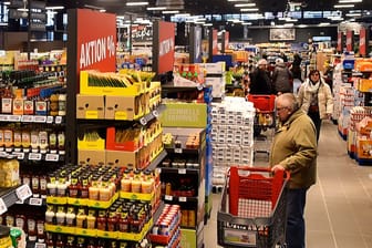 Rewe-Markt (Symbolbild): Die Feuerwehr untersuchte den gefährlichen Laden mit Atemschutzausrüstung.