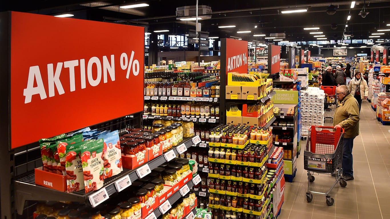 Rewe-Markt (Symbolbild): Die Feuerwehr untersuchte den gefährlichen Laden mit Atemschutzausrüstung.