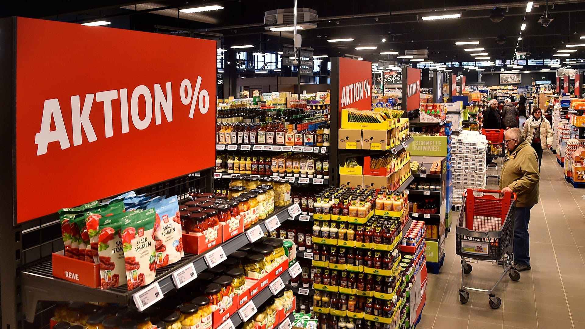 Rewe-Markt (Symbolbild): Die Feuerwehr untersuchte den gefährlichen Laden mit Atemschutzausrüstung.