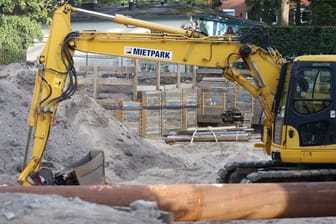 Ein Bagger an einer Baustelle in Hamburg (Symbolbild): Ab 2028 sollen an der Max-Brauer-Allee 400 neue Wohnungen entstehen.