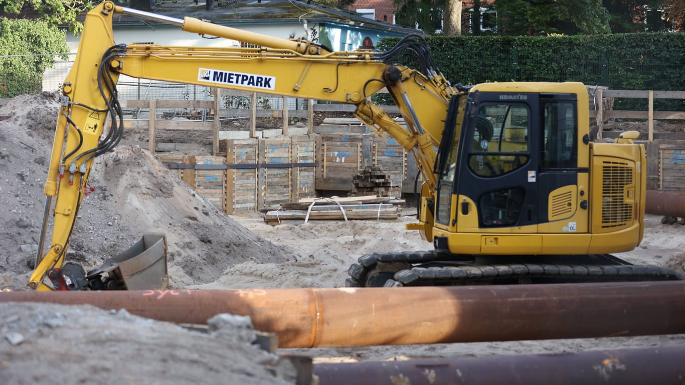 Ein Bagger an einer Baustelle in Hamburg (Symbolbild): Ab 2028 sollen an der Max-Brauer-Allee 400 neue Wohnungen entstehen.