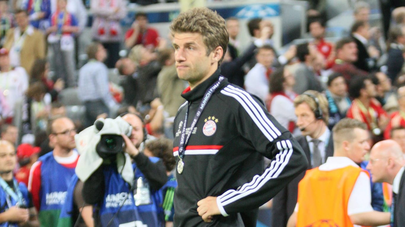 Nur Zweiter: Thomas Müller mit der Silbermedaille nach dem verlorenen "Finale dahoam" 2012.