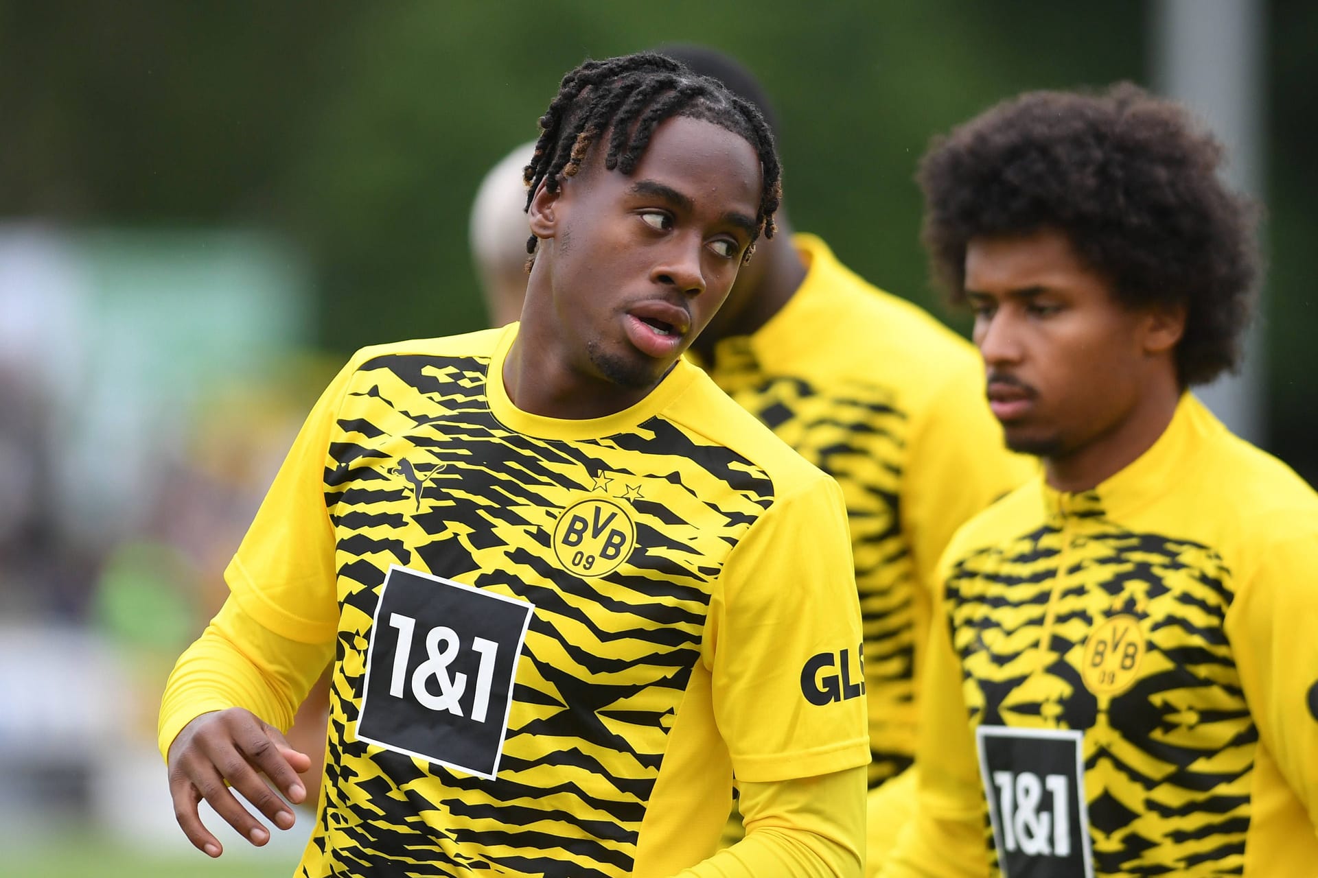 Jamie Bynoe-Gittens (l.) und Karim Adeyemi (r.) in Trainingsshirts des BVB: Das neue Cup-Trikot der Dortmunder kommt bei den Fans alles andere als gut an.