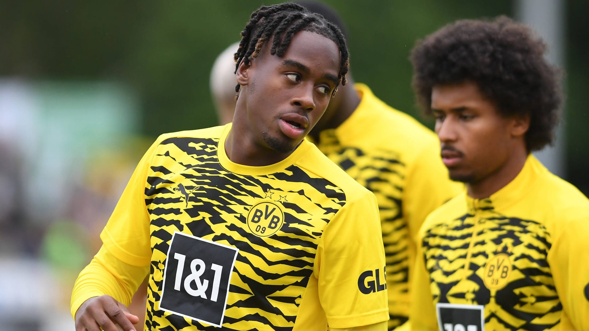 Jamie Bynoe-Gittens (l.) und Karim Adeyemi (r.) in Trainingsshirts des BVB: Das neue Cup-Trikot der Dortmunder kommt bei den Fans alles andere als gut an.