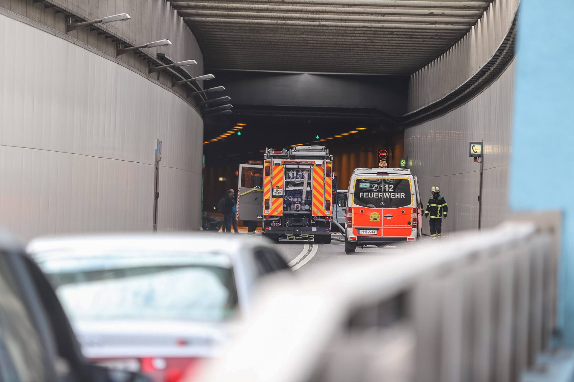 Einsatzkräfte der Feuerwehr im Elbtunnel (Archivbild): In einer Röhre brennt ein Lastwagen.