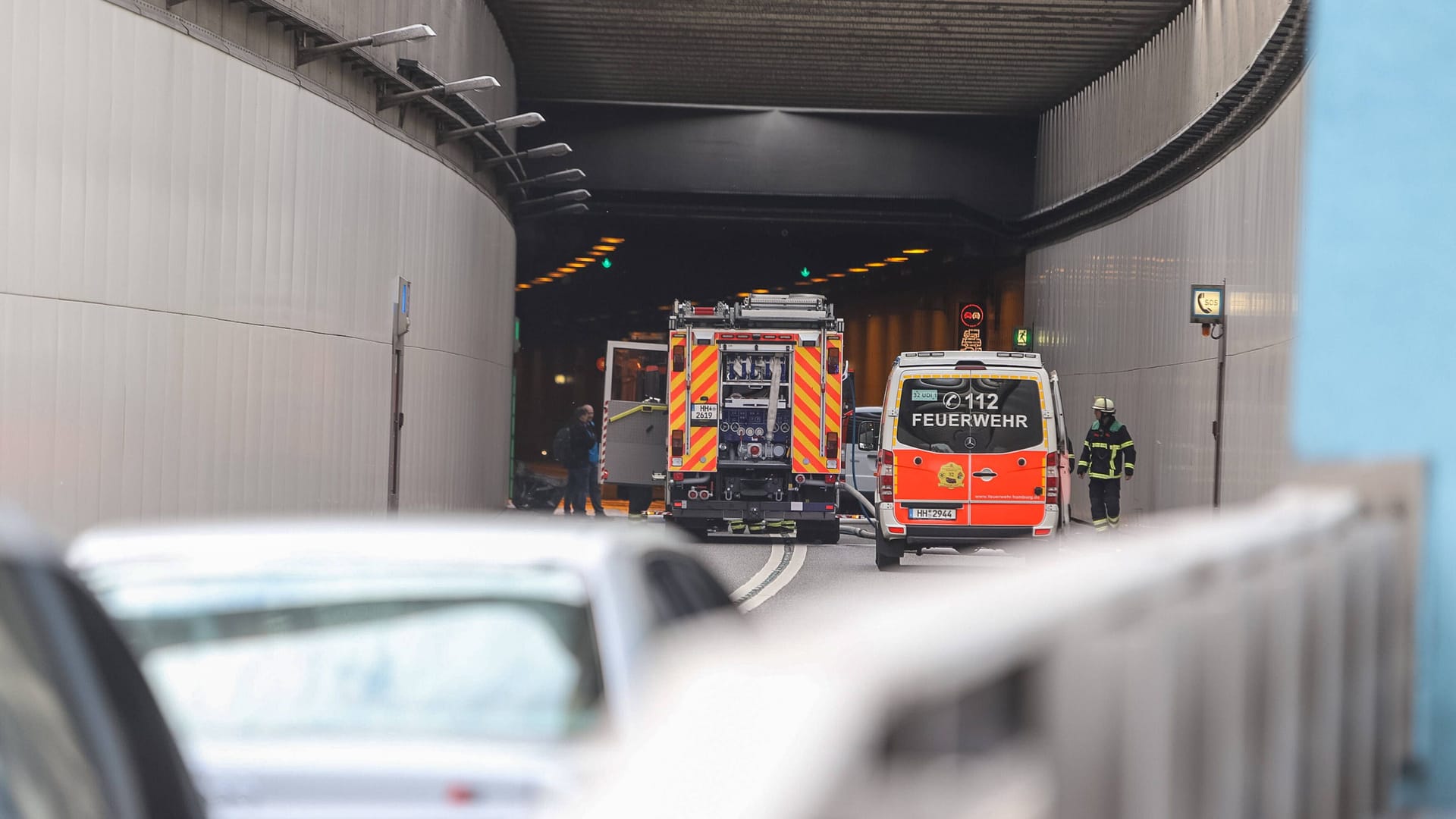 Einsatzkräfte der Feuerwehr im Elbtunnel (Archivbild): In einer Röhre brennt ein Lastwagen.