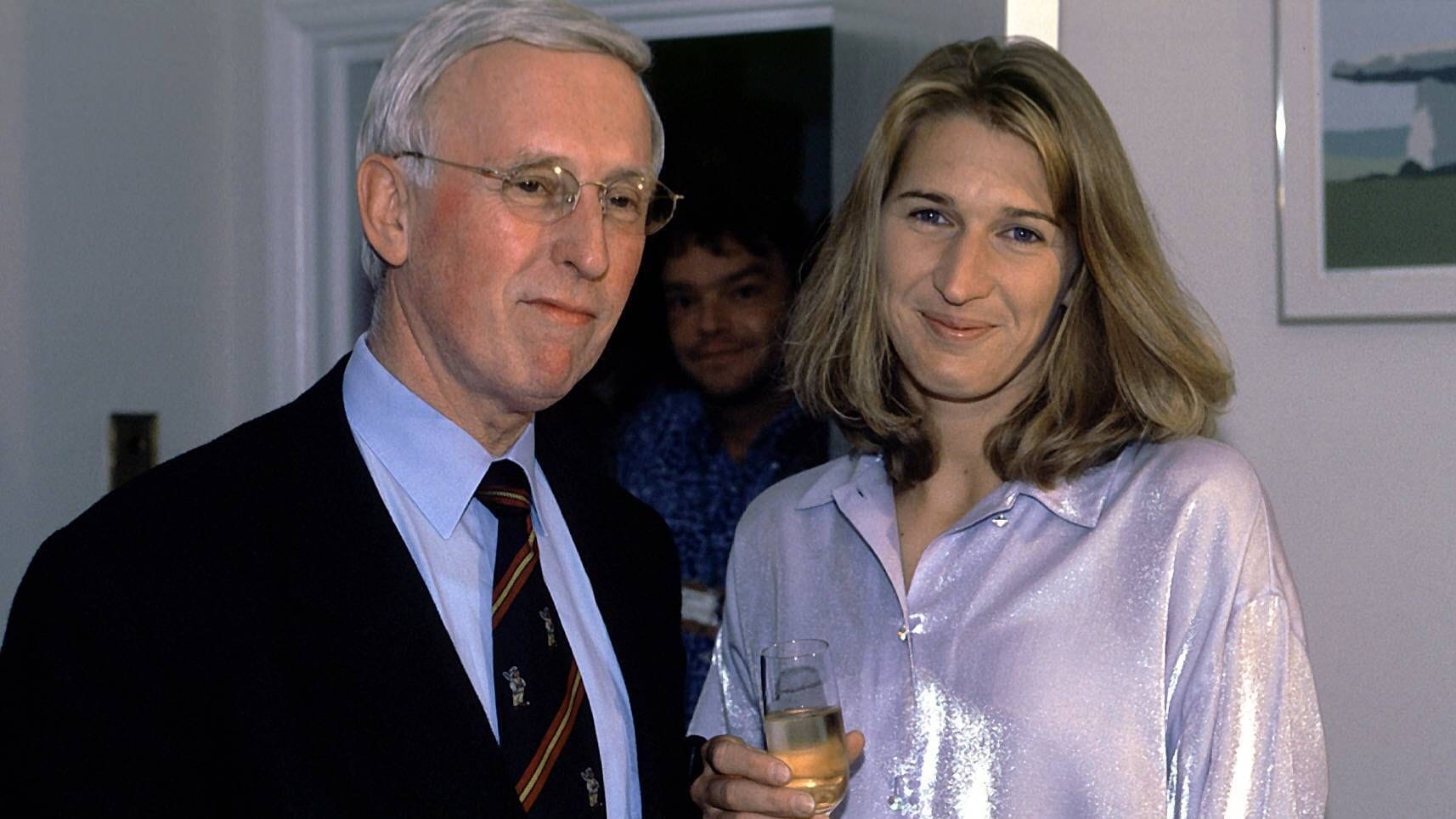 Claus Stauder (li.) mit Steffi Graf bei einem Empfang (Archivbild).