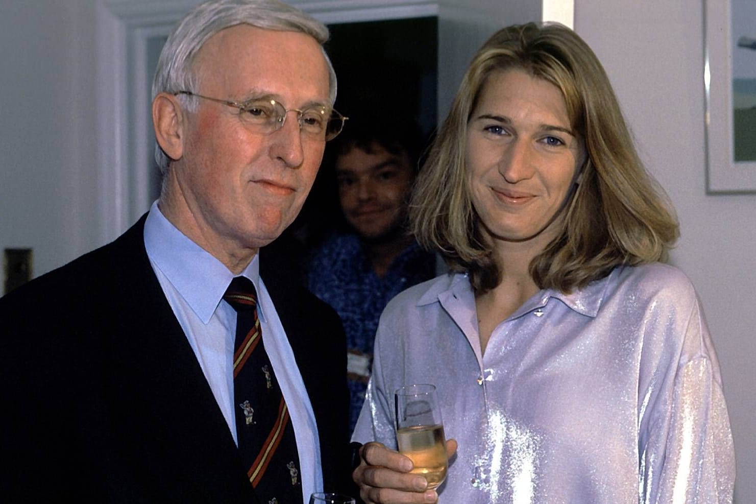 Claus Stauder (li.) mit Steffi Graf bei einem Empfang (Archivbild).