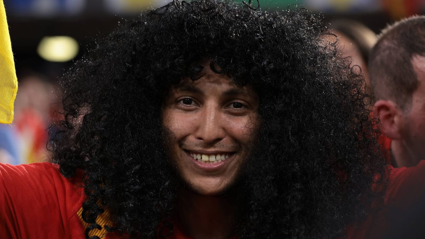 Ein Spanien-Fan mit den Cucurella-Haaren in München.