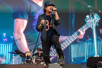 Frontmann Eddie Vedder von Pearl Jam (Archivbild): Die zwei Konzerte in der Waldbühne finden nicht statt.