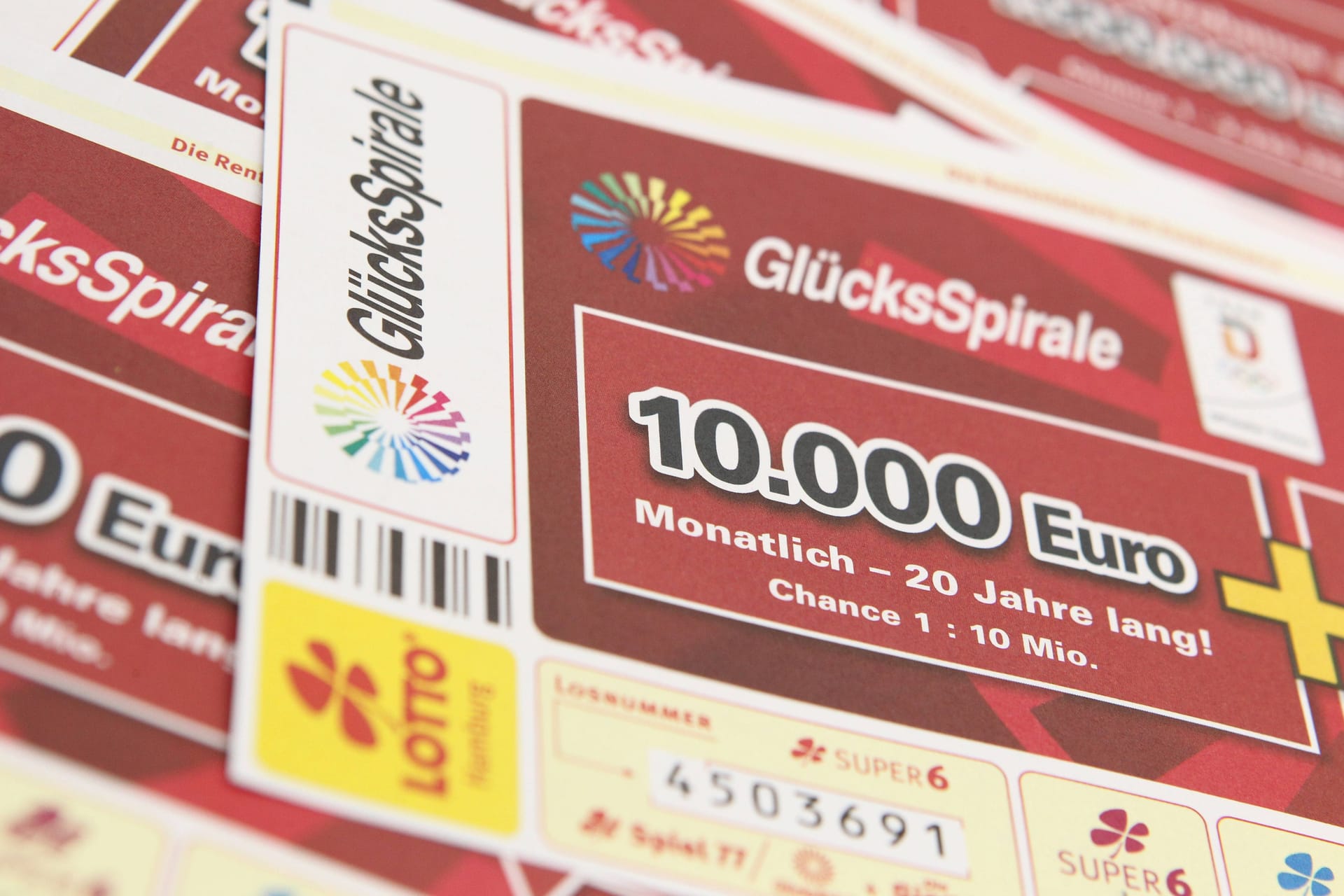 Lose der Glücksspirale liegen auf einem Tisch (Symbolbild): Viel Geld geht an Gewinner in Niedersachsen.