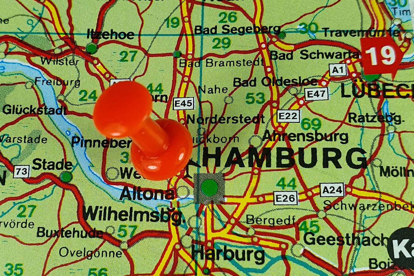 Eine Landkarte, auf der unter anderem Hamburg zu sehen ist: Die Hansestadt befragt ihre Bürger aktuell zu ihrer Umgebung.