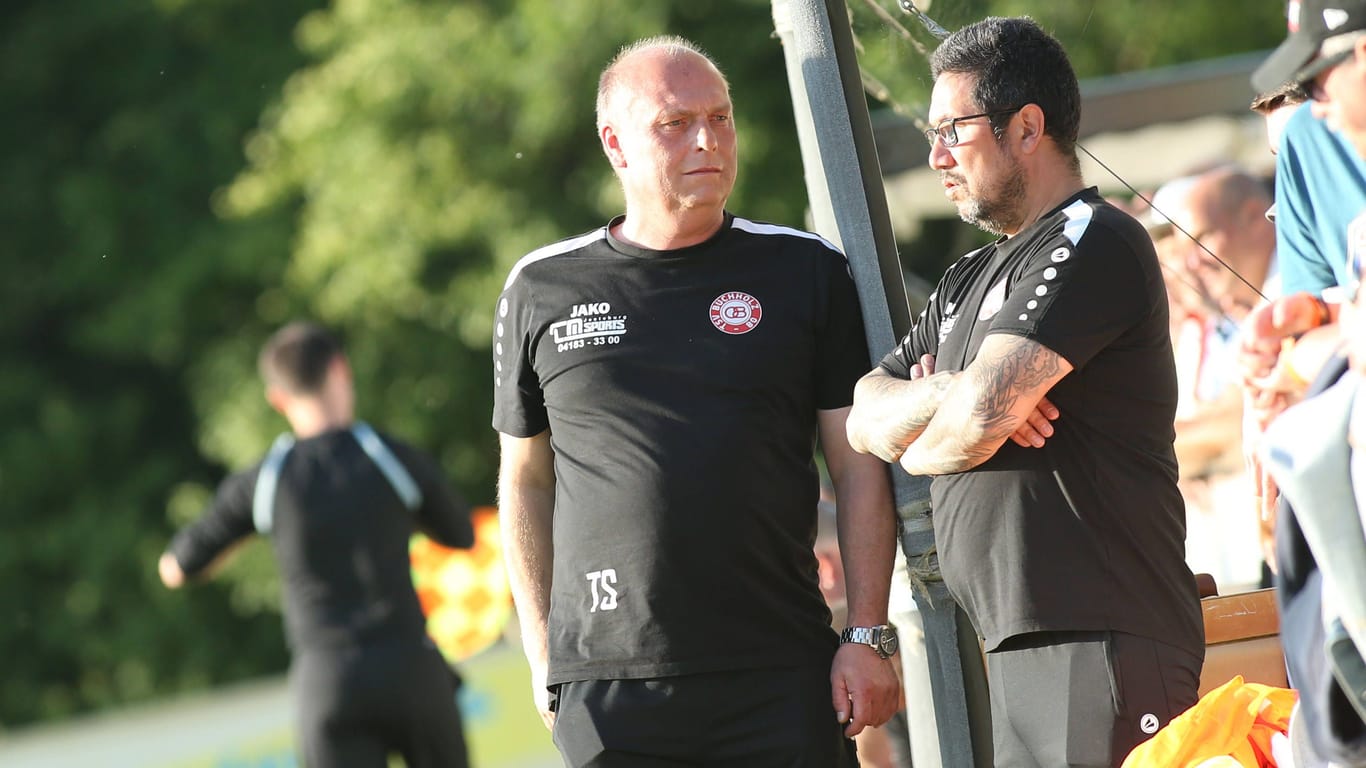 Buchholz-Trainer Thorsten Schneider (links) wurde von seinem Assistenten Jan Voss (rechts) ersetzt: Dennoch zeigte der TSV eine herausragende Leistung.