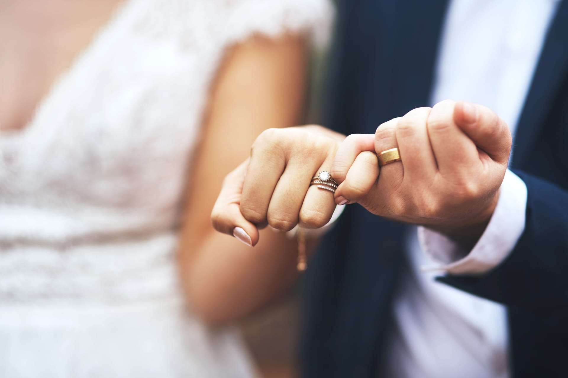 Brautpaar (Archivbild): Einem polnischen Paar wurden am Hochzeitsabend sämtliche Geldgeschenke entwendet.