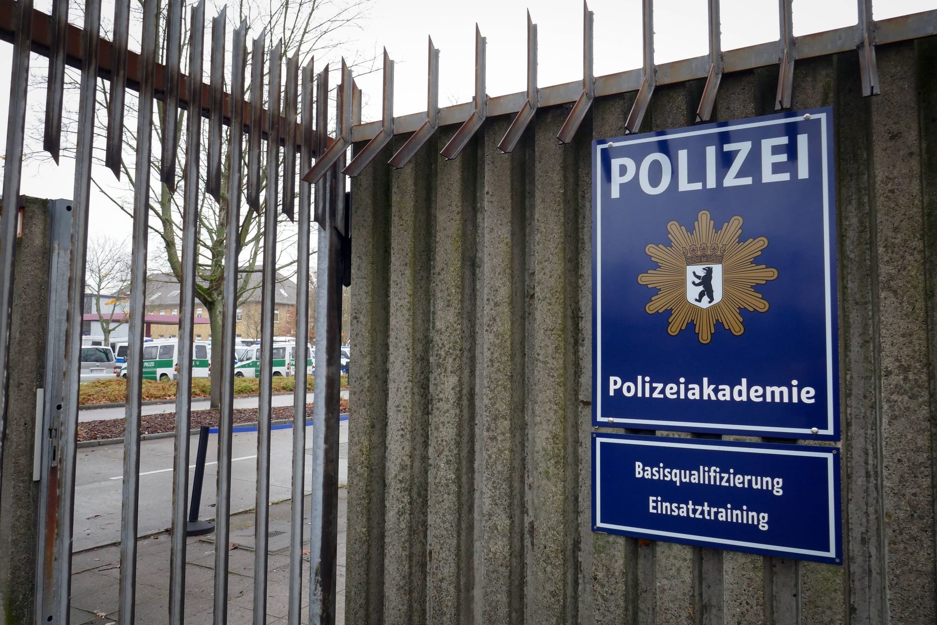 Polizeiakademie Berlin (Archivbild): Die 35-Jährige soll einen Kollegen aufgefordert haben, "Sitz zu machen".