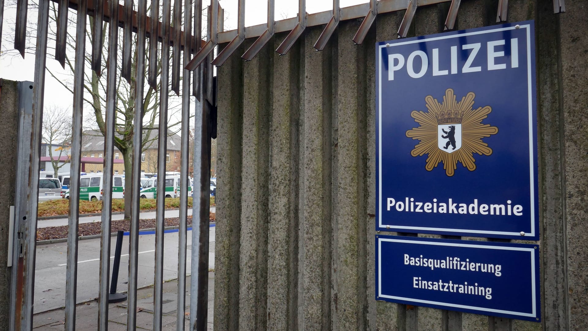 Polizeiakademie Berlin (Archivbild): Die 35-Jährige soll einen Kollegen aufgefordert haben, "Sitz zu machen".