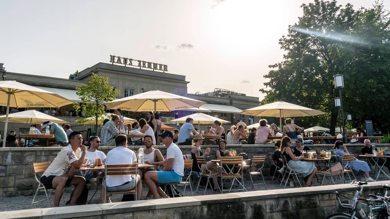 Der Biergarten am Haus Zenner im Treptower Park: Dieser Biergarten bietet einen Blick auf die Spree.