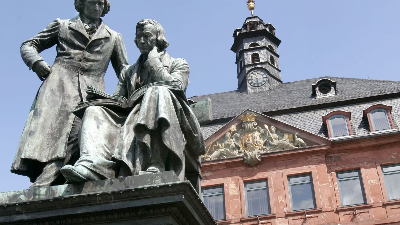 Brüder Grimm-Denkmal vor dem in Hanau