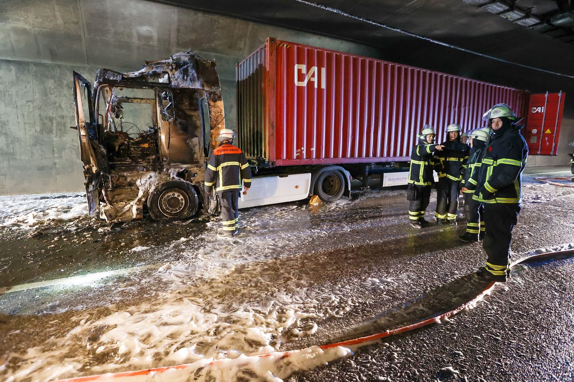 Ausgebrannter Lkw im Elbtunnel: Stundenlang kam es zu Staus in der Stadt.