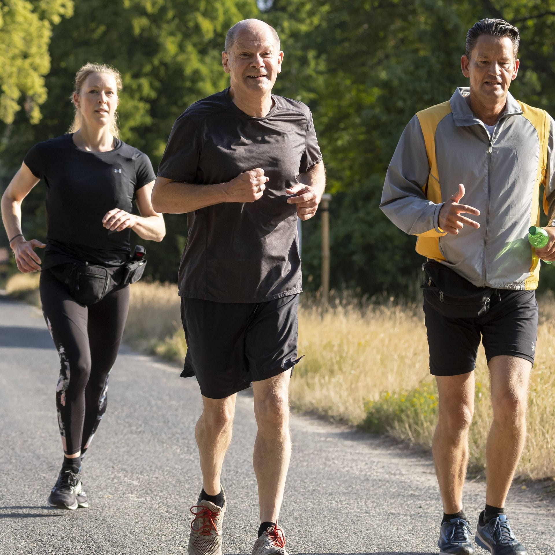 Als Bundeskanzler sind seine Personenschützer stets an seiner Seite – so auch beim Joggen.