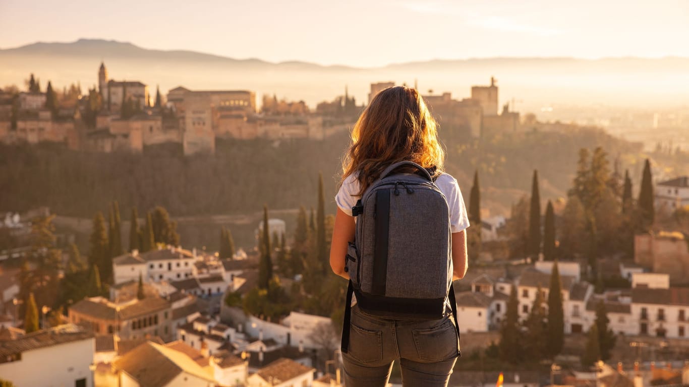 Blick auf die Alhambra in Spanien: Selbst wer nur innerhalb der EU verreist, sollte über eine Auslandsreisekrankenversicherung nachdenken.