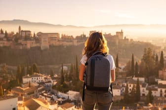 Blick auf die Alhambra in Spanien: Selbst wer nur innerhalb der EU verreist, sollte über eine Auslandsreisekrankenversicherung nachdenken.