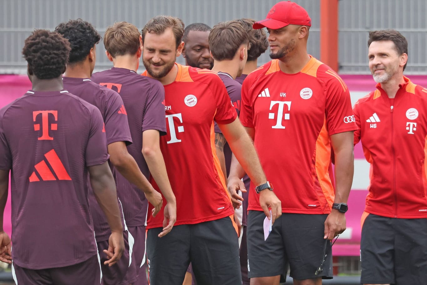 Rene Maric, Vincent Kompany und Walter Gfrerer: Sie haben ihre Arbeit bei den Profis des FC Bayern offiziell aufgenommen.