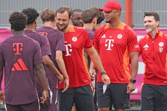 Rene Maric, Vincent Kompany und Walter Gfrerer: Sie haben ihre Arbeit bei den Profis des FC Bayern offiziell aufgenommen.