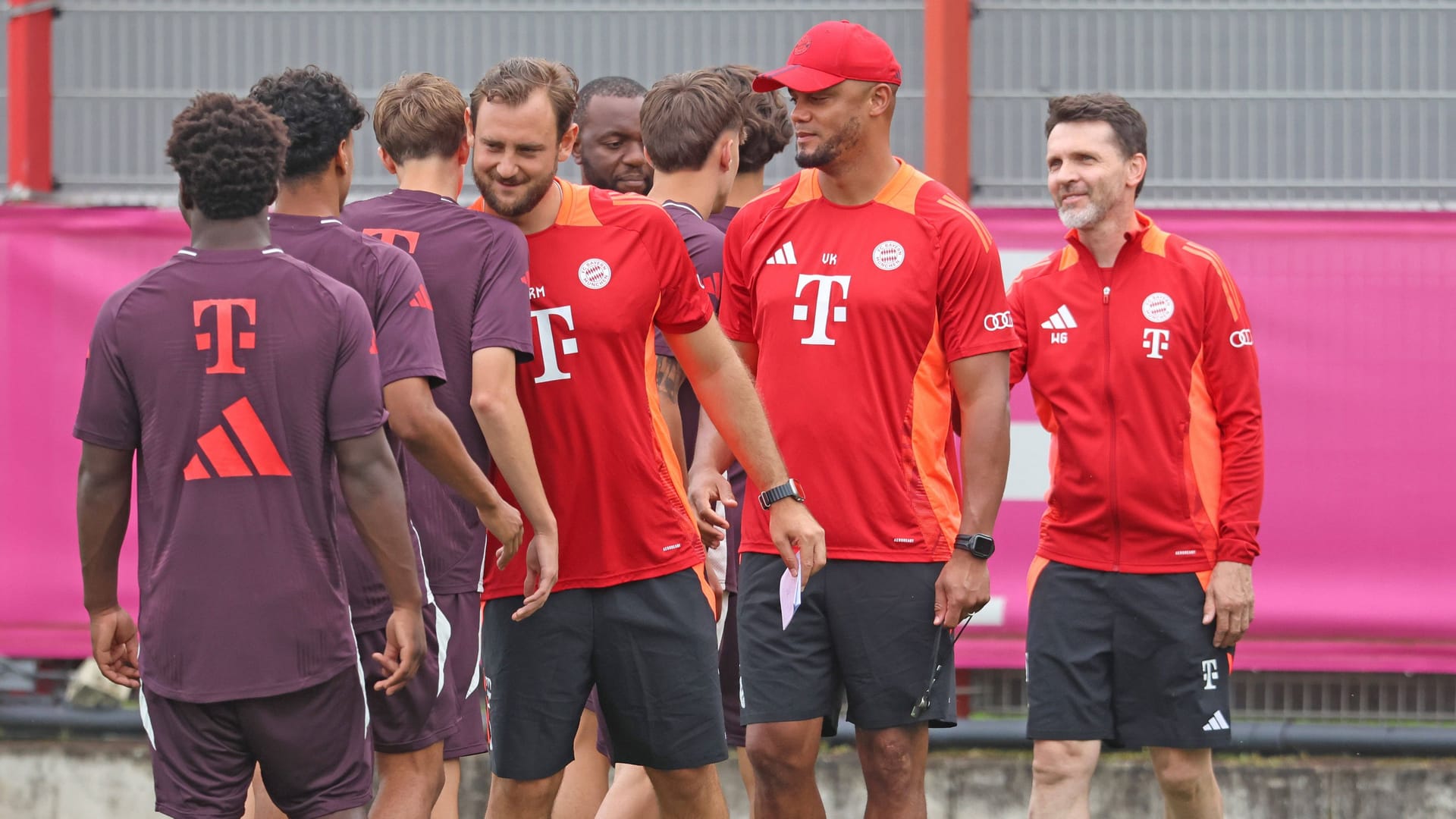 Rene Maric, Vincent Kompany und Walter Gfrerer: Sie haben ihre Arbeit bei den Profis des FC Bayern offiziell aufgenommen.