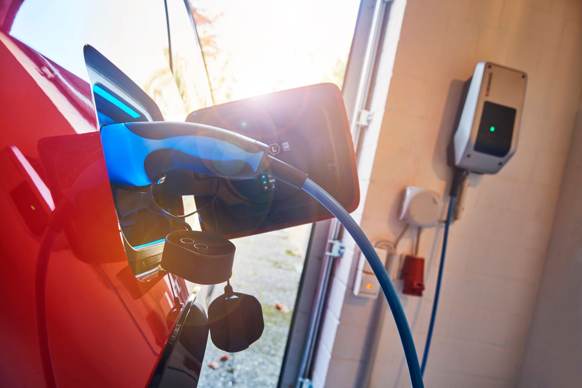 Schnell und vor allem sicher laden: Wer ein Elektroauto fährt, sollte über das Anschaffen einer Wallbox nachdenken.