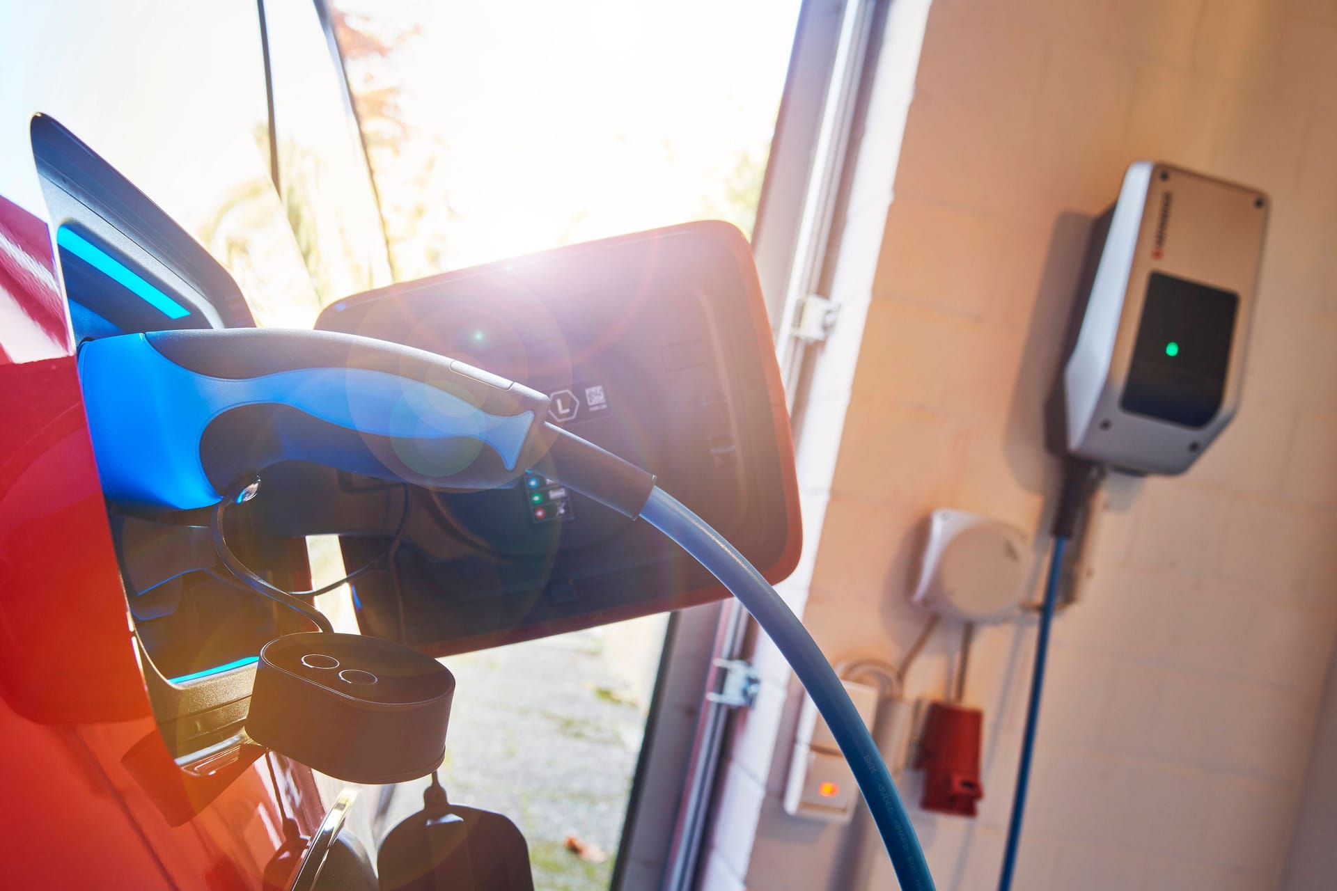 Schnell und vor allem sicher laden: Wer ein Elektroauto fährt, sollte über das Anschaffen einer Wallbox nachdenken.