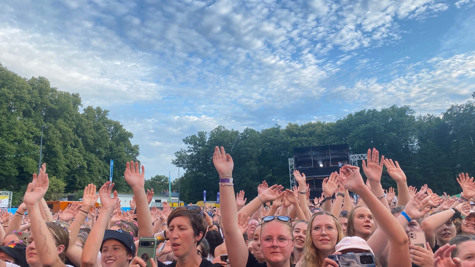 Das Publikum zeigt beim Wincent-Weiss-Konzert im Stadionpark in Nürnberg vollen Körpereinsatz.