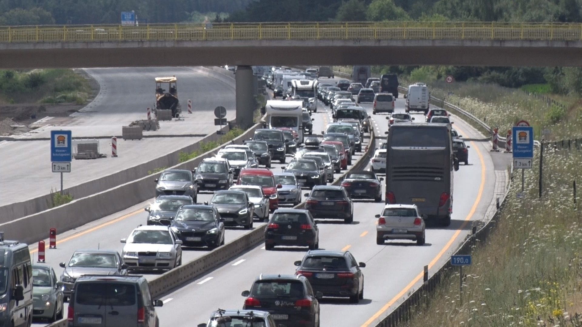 Nicht das Bild, was man auf dem Weg in den Urlaub sehen möchte: Auf der A1 staut es sich auf mehrere Kilometer.