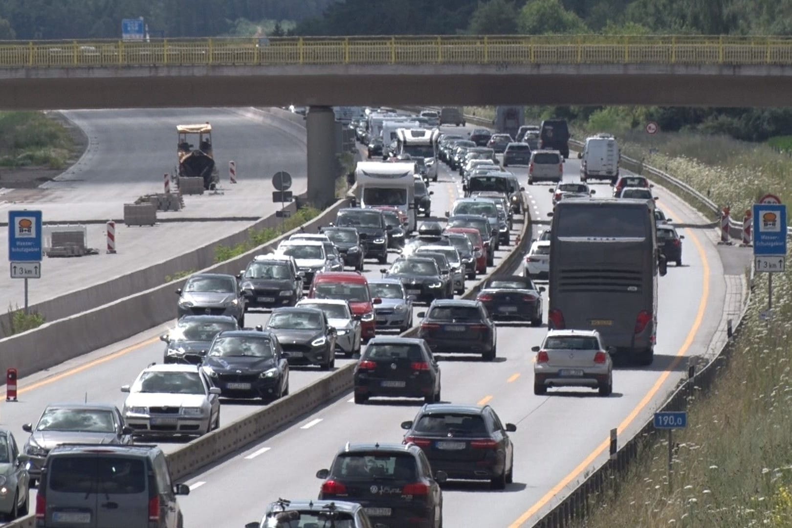 Nicht das Bild, was man auf dem Weg in den Urlaub sehen möchte: Auf der A1 staut es sich auf mehrere Kilometer.