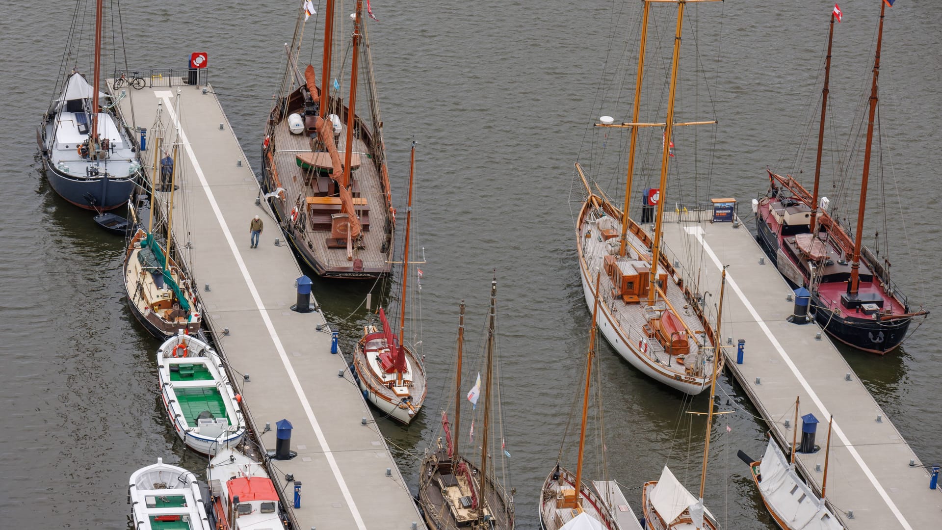 Schiffe im Hafen von Bremerhaven (Archivfoto): Am Montag kam es hier zu einem Feuerwehreinsatz.