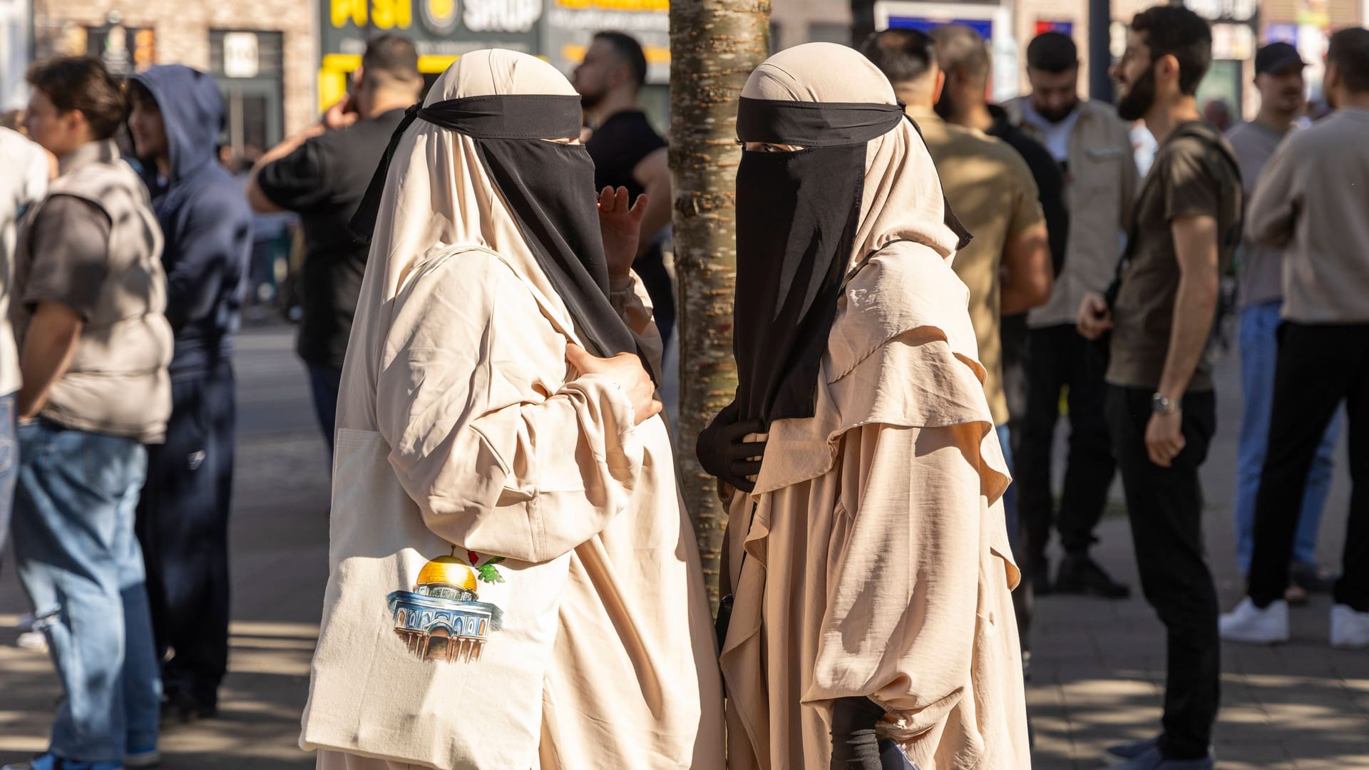 Eine islamistische Demo (Symbolbild): Arye Shalicar warnt vor muslimischen Parallelgesellschaften.