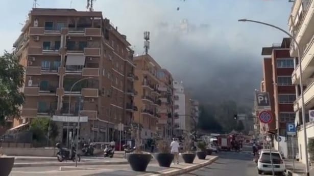 In Rom ist ein Feuer ausgebrochen: Auf Bildern und Videos der Feuerwehr ist zu sehen, wie eine dichte Rauchsäule in den Himmel stieg. Sie war noch aus weiter Ferne deutlich zu sehen.