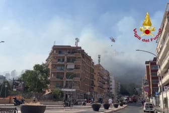 In Rom ist ein Feuer ausgebrochen: Auf Bildern und Videos der Feuerwehr ist zu sehen, wie eine dichte Rauchsäule in den Himmel stieg. Sie war noch aus weiter Ferne deutlich zu sehen.