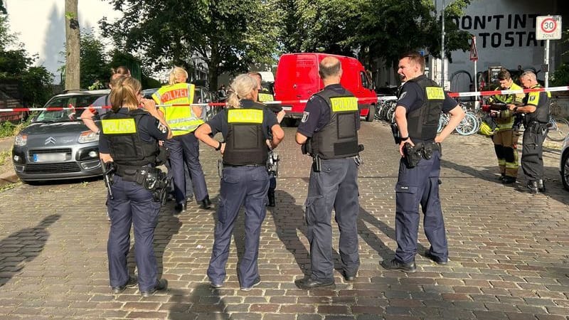 Ein Mann ist in Berlin-Gesundbrunnen durch einen Messerstich in den Bauch getötet worden. Zuvor habe es einen Streit zwischen zwei Personen gegeben, sagte ein Polizeisprecher am späten Abend.