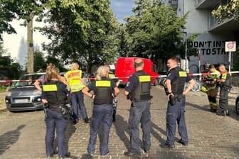 Ein Mann ist in Berlin-Gesundbrunnen durch einen Messerstich in den Bauch getötet worden. Zuvor habe es einen Streit zwischen zwei Personen gegeben, sagte ein Polizeisprecher am späten Abend.