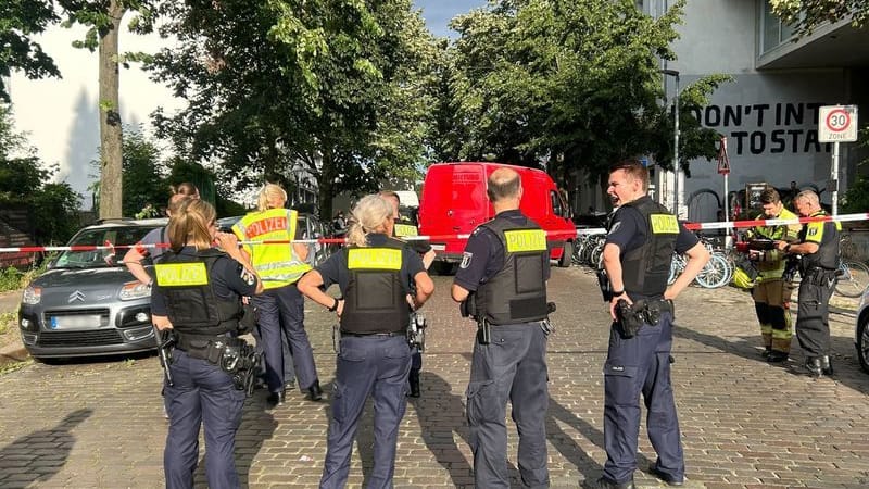 Ein Mann ist in Berlin-Gesundbrunnen durch einen Messerstich in den Bauch getötet worden. Zuvor habe es einen Streit zwischen zwei Personen gegeben, sagte ein Polizeisprecher am späten Abend.