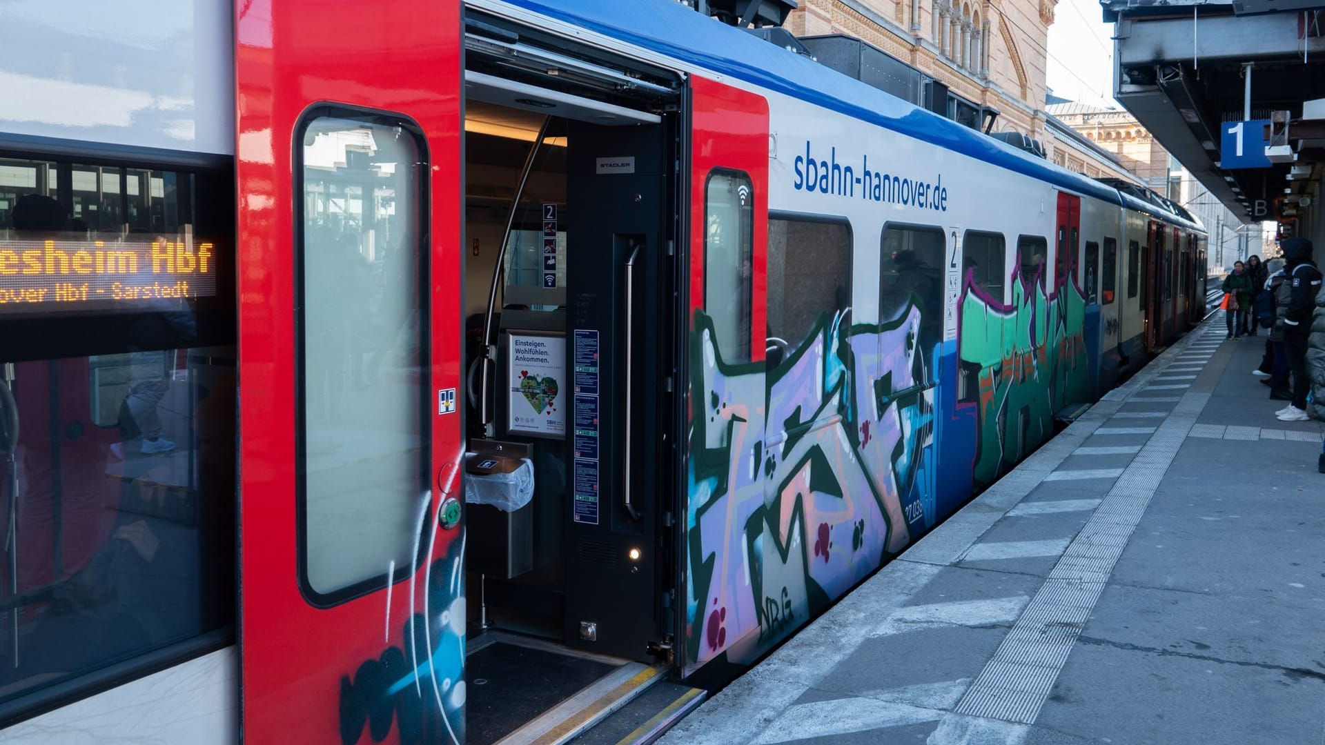 Ein Zug steht am Bahnsteig (Archivbild): In Ehlershausen gibt es für die S-Bahn Hannover derzeit kein Durchkommen.